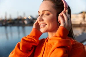 Kobieta słuchająca muzyki na słuchawkach nausznych bezprzewodowych