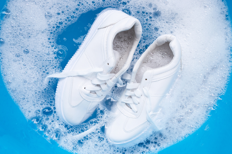 prane białe buty